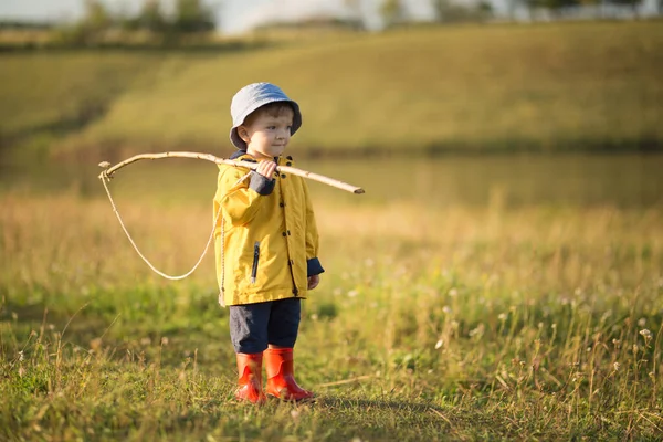 Niño listo para pescar. Lindo niño en sombrero sosteniendo gran red de pesca en el listo. — Foto de Stock