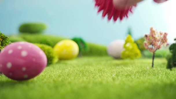 Ruční kladení koronaviru ve tvaru koule na trávě v velikonoční pohádce fiktivní makrokosmos — Stock video