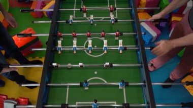 Langırt. Masa futbolu oynayan bir adamın elleri