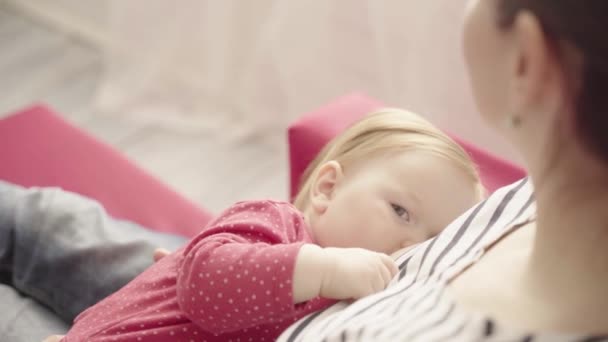 Jonge moeder borstvoeding baby meisje — Stockvideo
