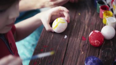 Mutlu Paskalyalar. Paskalya için yumurta boyayan çocuklu aile.