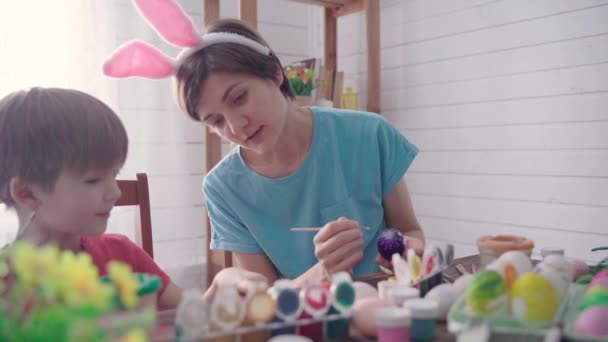 Szczęśliwego Wielkanocy. Matka z synem maluje jajka na Wielkanoc — Wideo stockowe