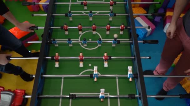 Tischkicker. Hände eines Mannes, der Tischfußball spielt — Stockvideo