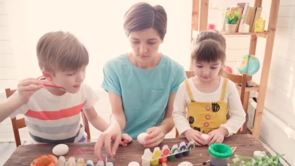 Szczęśliwego Wielkanocy. Rodzina z dziećmi maluje jajka na Wielkanoc — Wideo stockowe