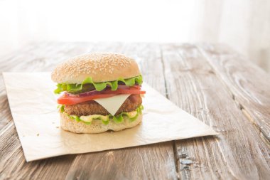 Lezzetli fast food. Ev yapımı hamburger. Ev yapımı, peynirli ve sebzeli sığır burger..
