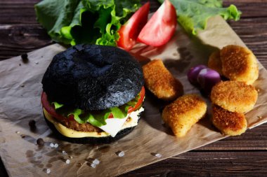 Lezzetli fast food. Tahta masada taze lezzetli bir hamburger.