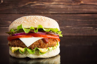 Lezzetli fast food. Tahtada hamburger.