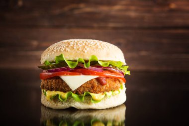 Lezzetli fast food. Tahtada hamburger.