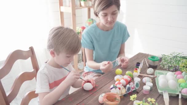 Gelukkig Pasen. Gezin met kinderen die eieren verven voor Pasen — Stockvideo