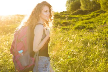 Genç gezgin kız gün batımını seyrediyor, aktif yaşam tarzı konsepti