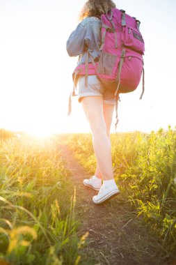 Genç gezgin kız gün batımını seyrediyor, aktif yaşam tarzı konsepti