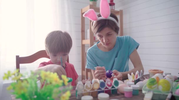 Glad påsk. Familjer med barn som målar ägg till påsk — Stockvideo