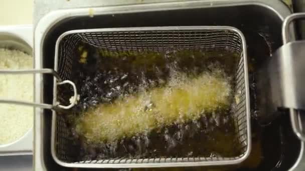 揚げたての魚介を使ったシェフのフライドポテト寿司ロール — ストック動画