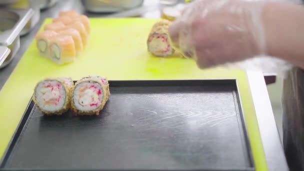 Köche bereiten Sushi-Brötchen mit Meeresfrüchten zu — Stockvideo