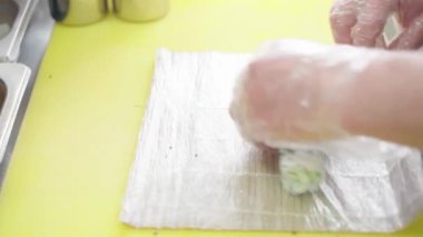 Şefler suşi ve deniz ürünleri hazırlıyorlar.