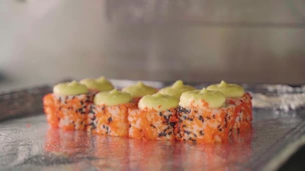 Rollos de sushi se hornean en el horno — Vídeos de Stock