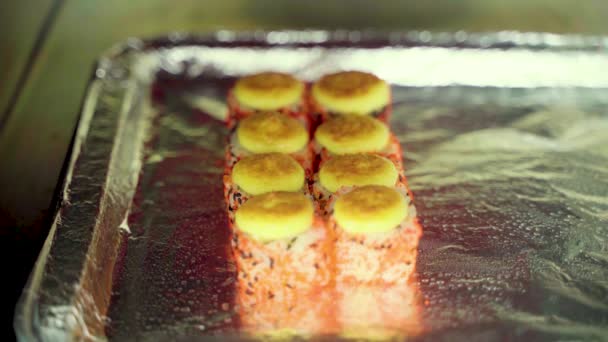 Τα ρολά σούσι ψήνονται στο φούρνο — Αρχείο Βίντεο