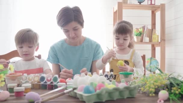 Feliz Páscoa. Família com crianças pintando ovos para Páscoa — Vídeo de Stock