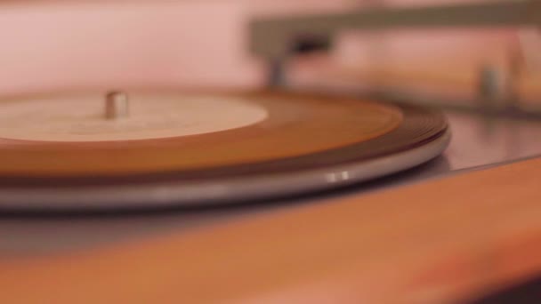 Close-up shot of a retro turntable — Stock Video