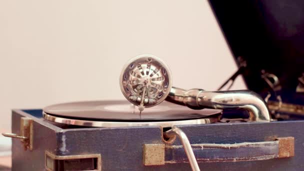 Foto close-up dari sebuah turntable retro — Stok Video