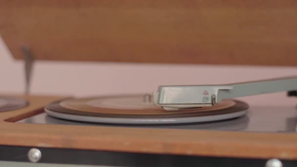 Close-up shot of a retro turntable — Stock Video