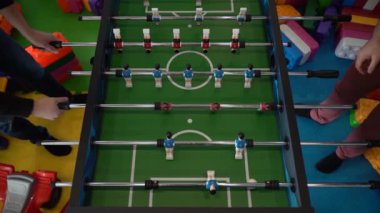 Langırt. Masa futbolu oynayan bir adamın elleri