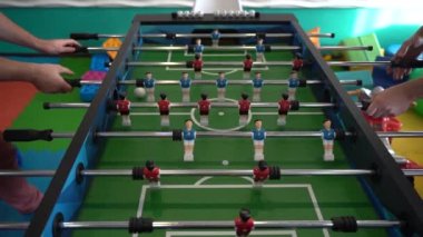 Langırt. Masa futbolu oynayan bir adamın elleri