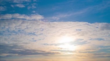 Gün batımında gökyüzünün zamanı.