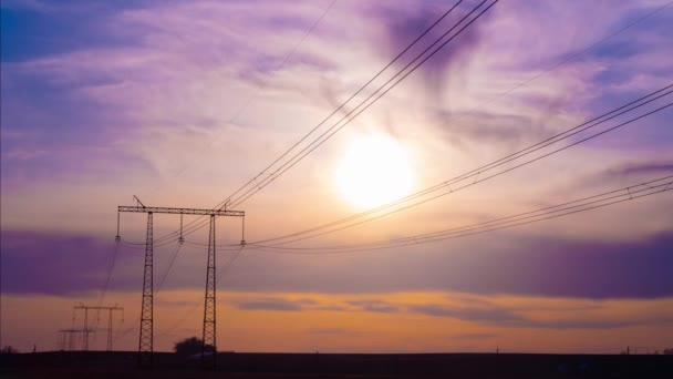 Himmelens time ved solnedgang mot bakgrunnen av en elektrisk stang med tråder – stockvideo