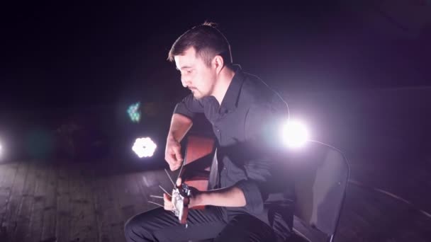 Man speelt gitaar op het podium — Stockvideo