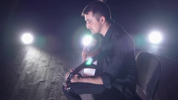 Чоловік грає на гітарі на сцені — стокове відео