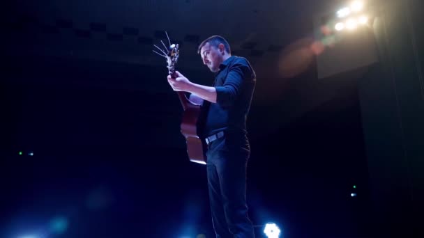 Man speelt gitaar op het podium — Stockvideo