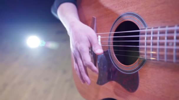 Man bermain gitar di atas panggung — Stok Video