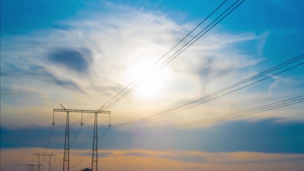 夕阳西下时天空在一根装有金属丝的电线杆的衬托下的时间 — 图库视频影像