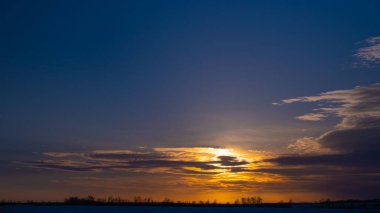 Gün batımında bulutları olan güzel desenli gökyüzü. Doğa