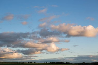 Güzel desenli gökyüzü ve gün batımında bulutlar