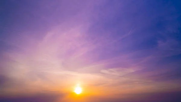 日没の雲と美しいテクスチャの空 — ストック写真