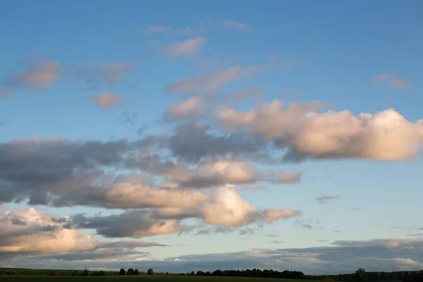 Mooie getextureerde lucht met wolken bij zonsondergang — Stockfoto