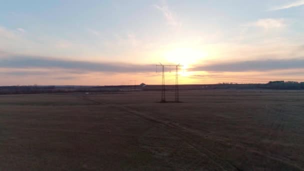 Luchtfoto van de elektrische paal met draden tegen de hemel bij zonsondergang — Stockvideo