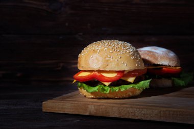 Ahşap zeminde hamburgerler.