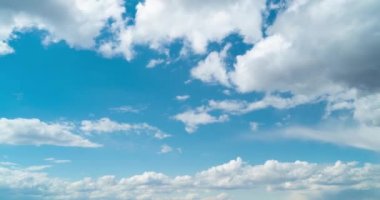 Uçan beyaz bulutlarla gündüz vakti mavi gökyüzü