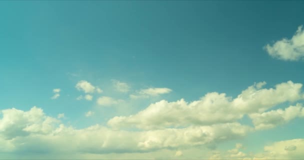 Дневное голубое небо с летящими белыми облаками — стоковое видео