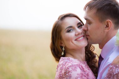 Gelin ve damat sahada. Müslüman evliliği.