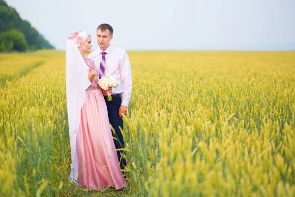 Menyasszony és vőlegény a mezőn. Muszlim házasság. — Stock Fotó