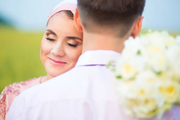 Bride and groom in field. Muslim marriage. — Stock Photo, Image