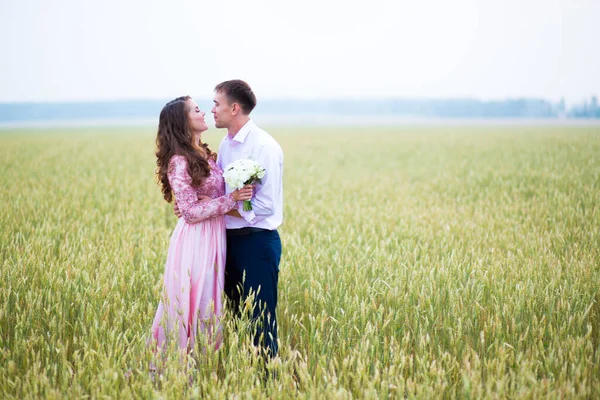 Bruid en bruidegom in het veld. Moslim huwelijk. — Stockfoto