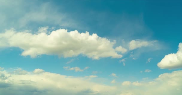 Timelapse de cielo azul con nubes blancas — Vídeo de stock