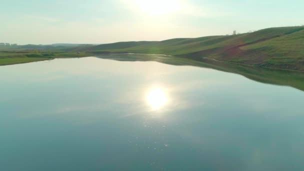 Αεροφωτογραφία του λιβαδιού και της λίμνης — Αρχείο Βίντεο