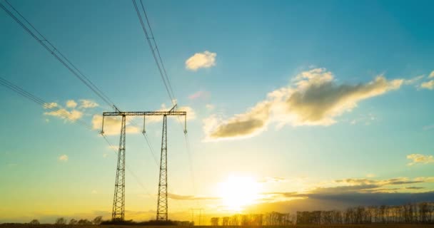 Timelapse du poteau électrique avec des fils sur le fond du ciel au coucher du soleil — Video