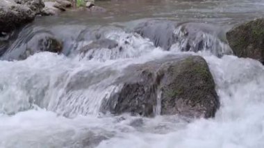 Bir yaz gününde şelale